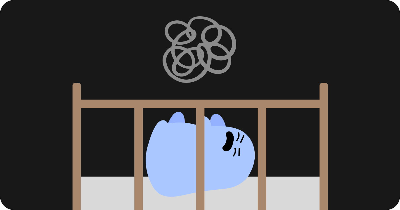 ベビーベッドで泣いている赤ちゃん